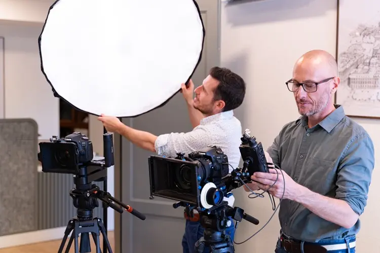 Réglage de la lumière et des caméras pendant un tournage