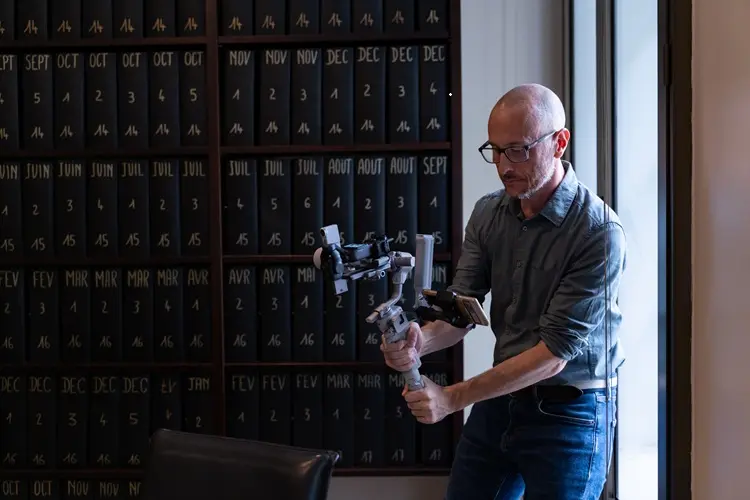Opérateur AIR.A en tournage avec une caméra stabilisée